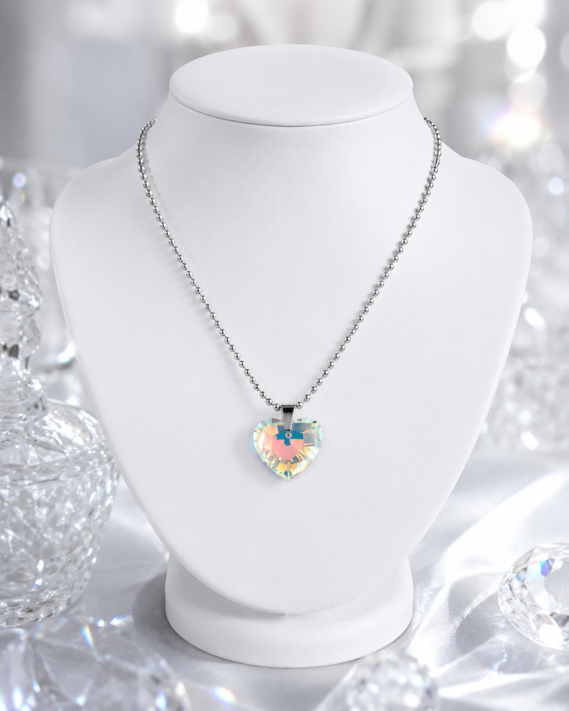 Le collier gros cœur précieux en cristal argenté ...