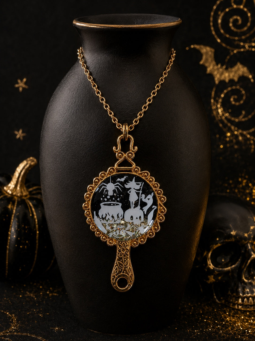 Collier Sortilège de Minuit – Sorcière au Chaudron Fluorescente
