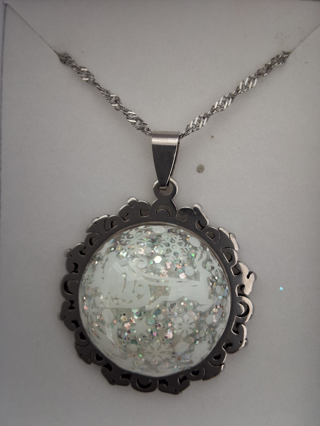 Collier Traîneau du Père Noël – Nuit Enchantée Fluorescente
