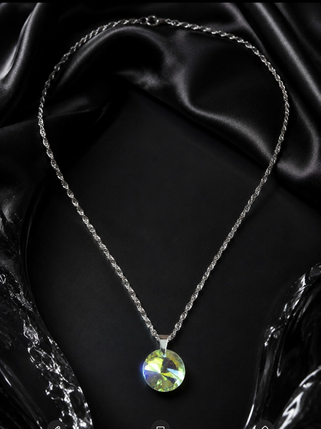 Le collier disque en cristal argenté