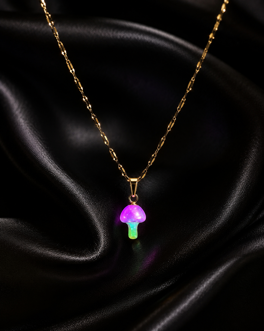 Collier or champignon enchanté avec un  chapeau rose et un pied vert .