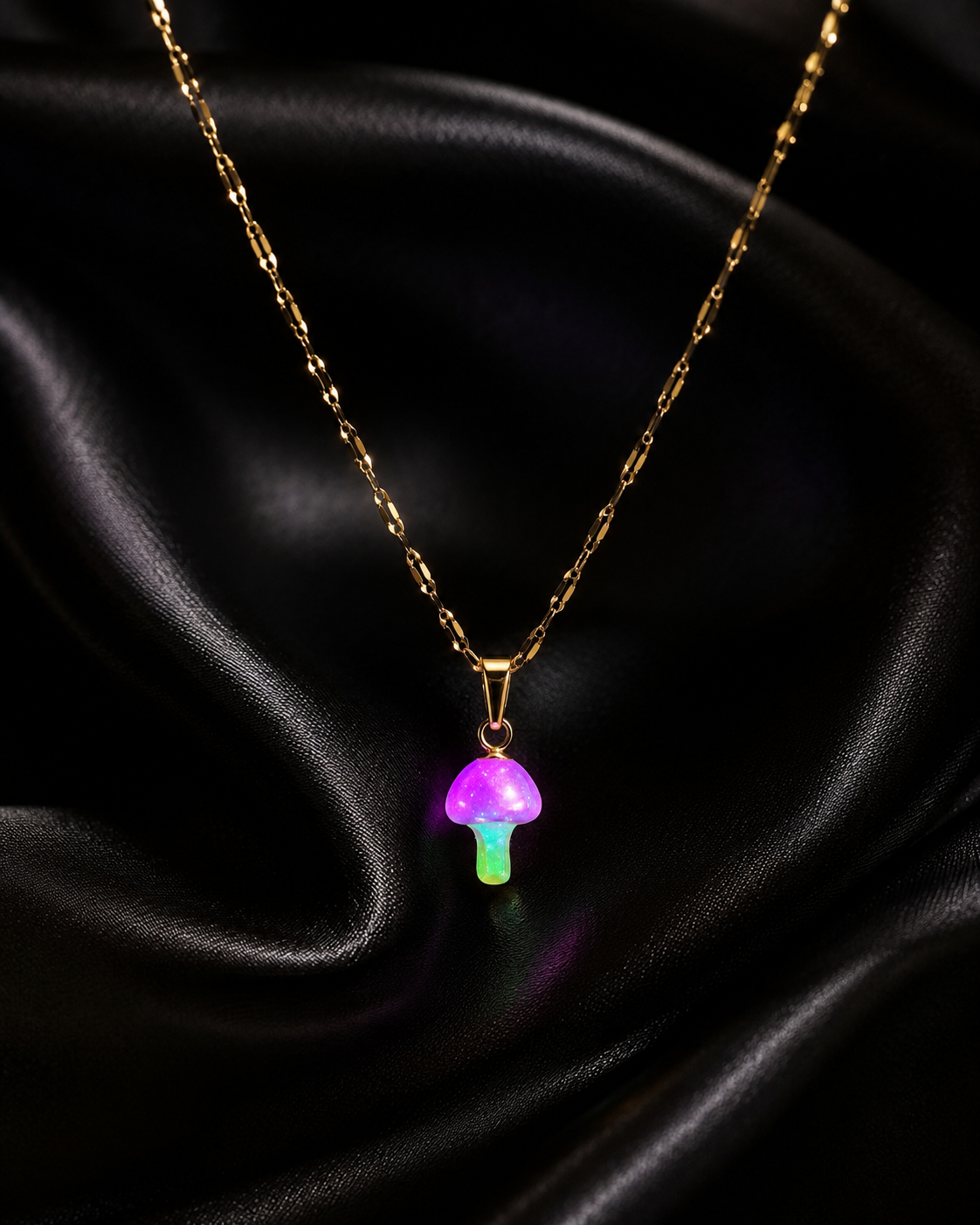 Collier or champignon enchanté avec un  chapeau rose et un pied vert .