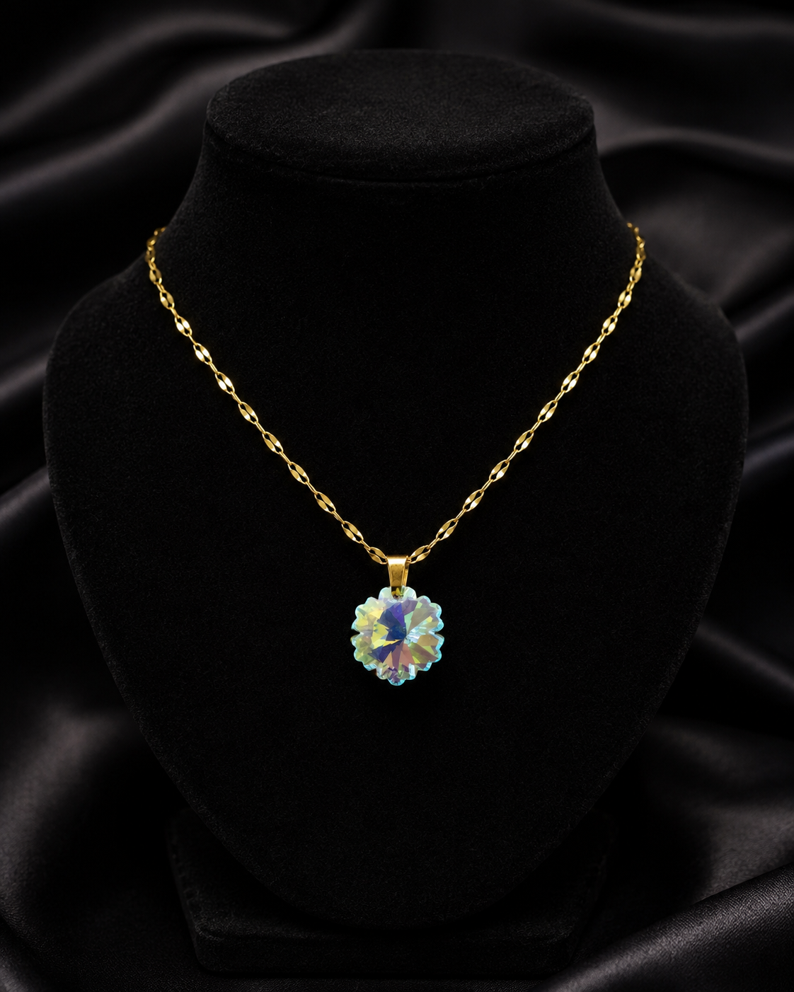 Le collier petit flocon hivernal en cristal doré
