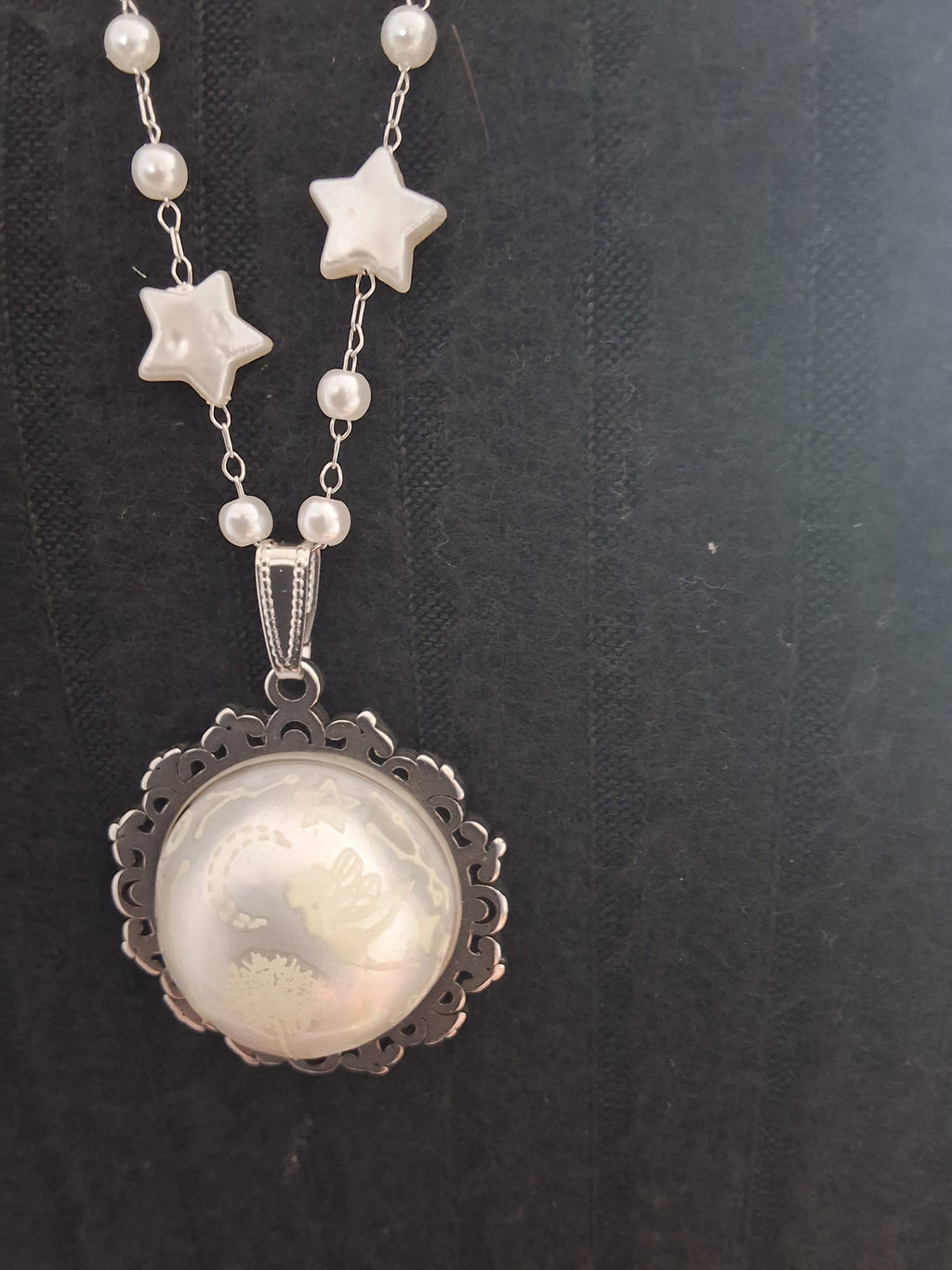 Collier rond à dentelle avec grosse perle blanche de la fée planissette