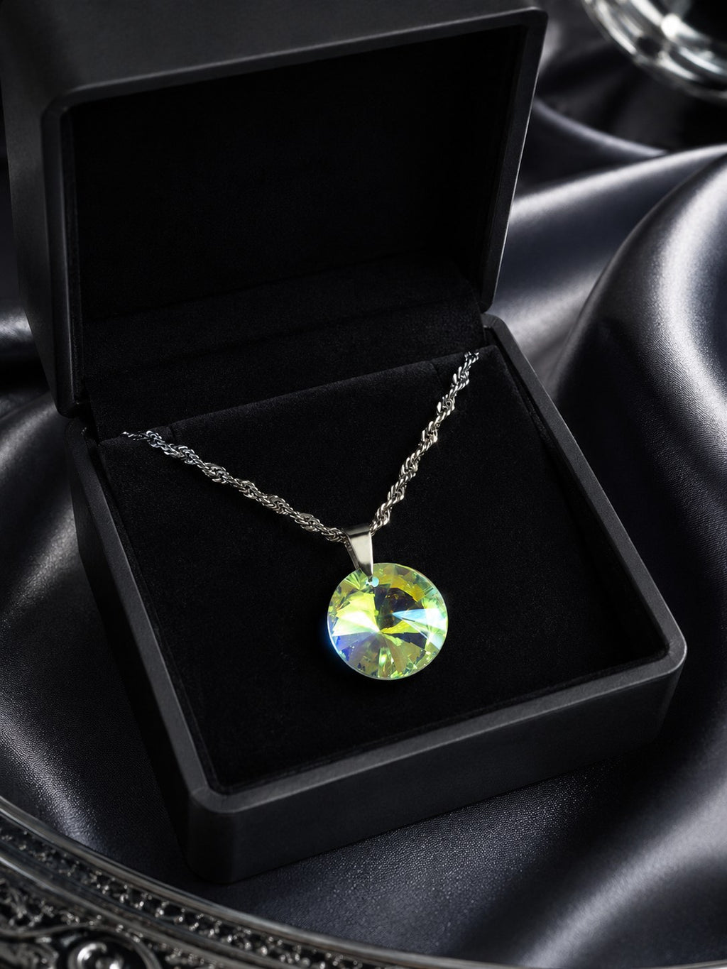 Le collier disque en cristal argenté