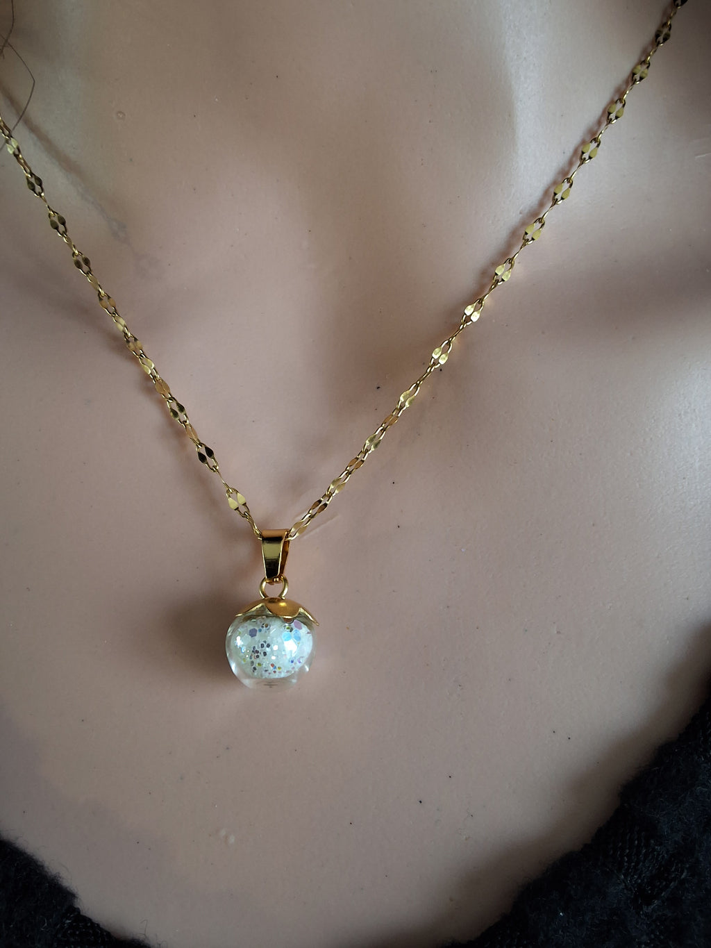 Collier or petites groseilles vertes