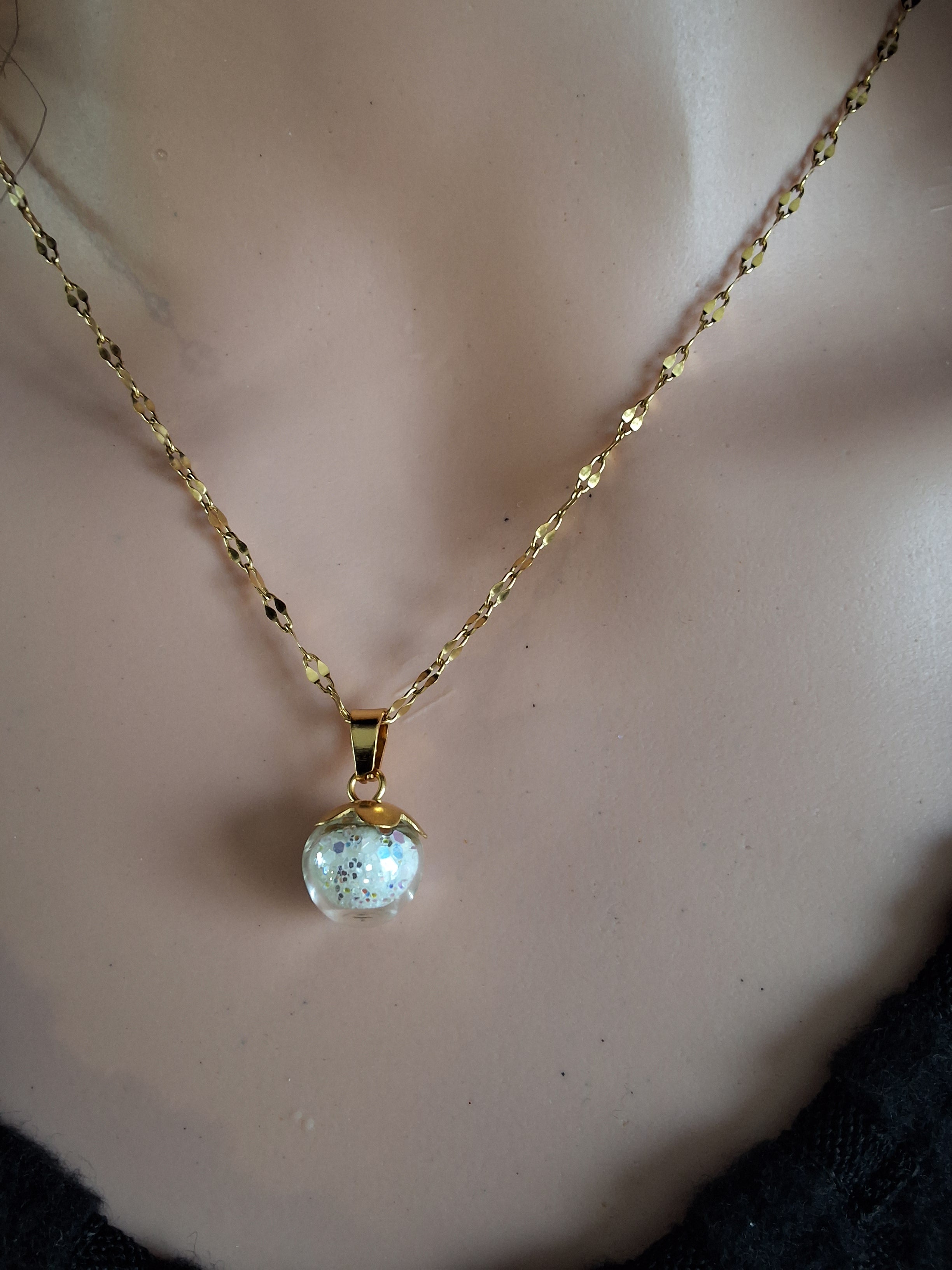 Collier or petites groseilles vertes