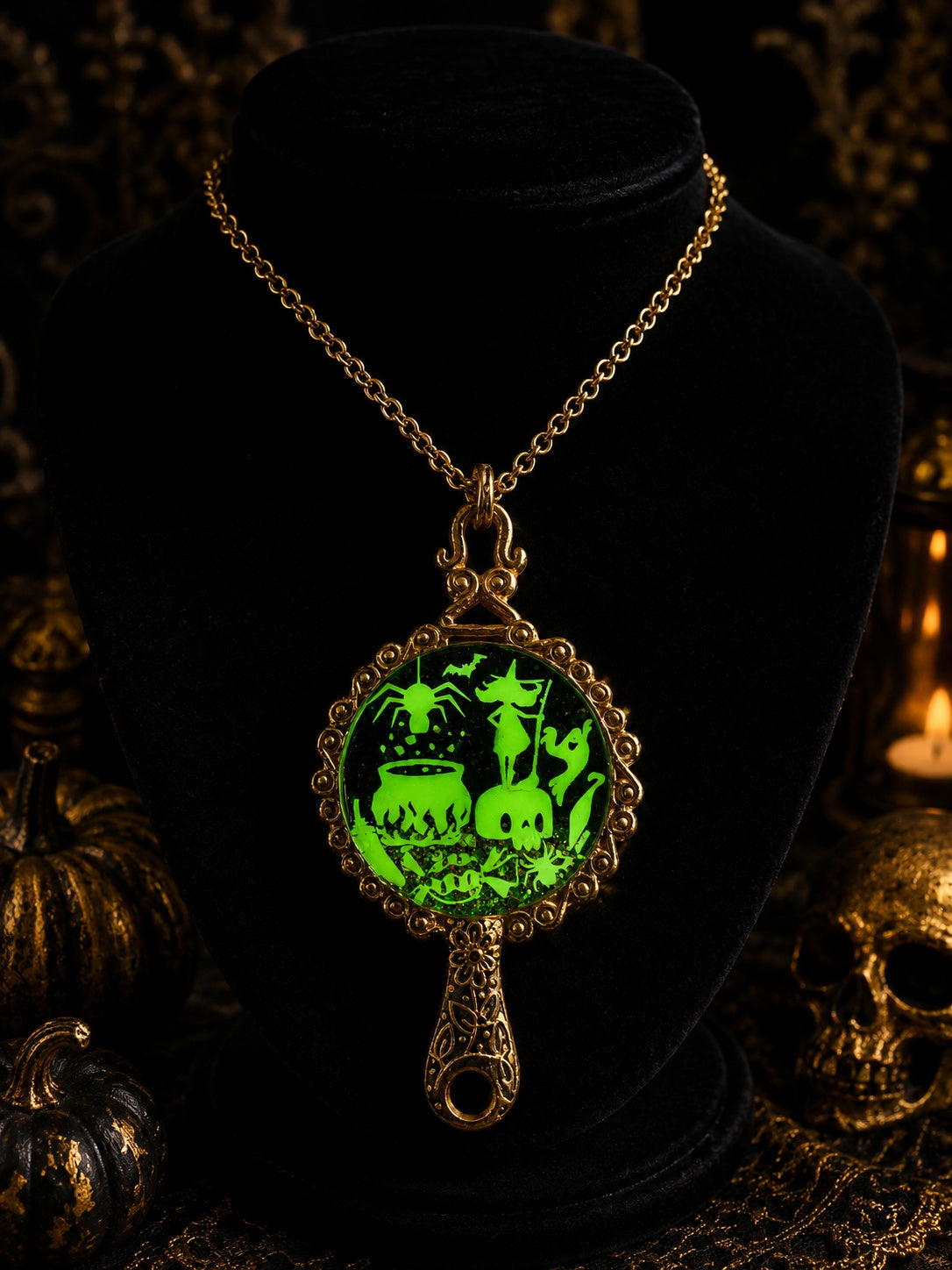 Collier Sortilège de Minuit – Sorcière au Chaudron Fluorescente