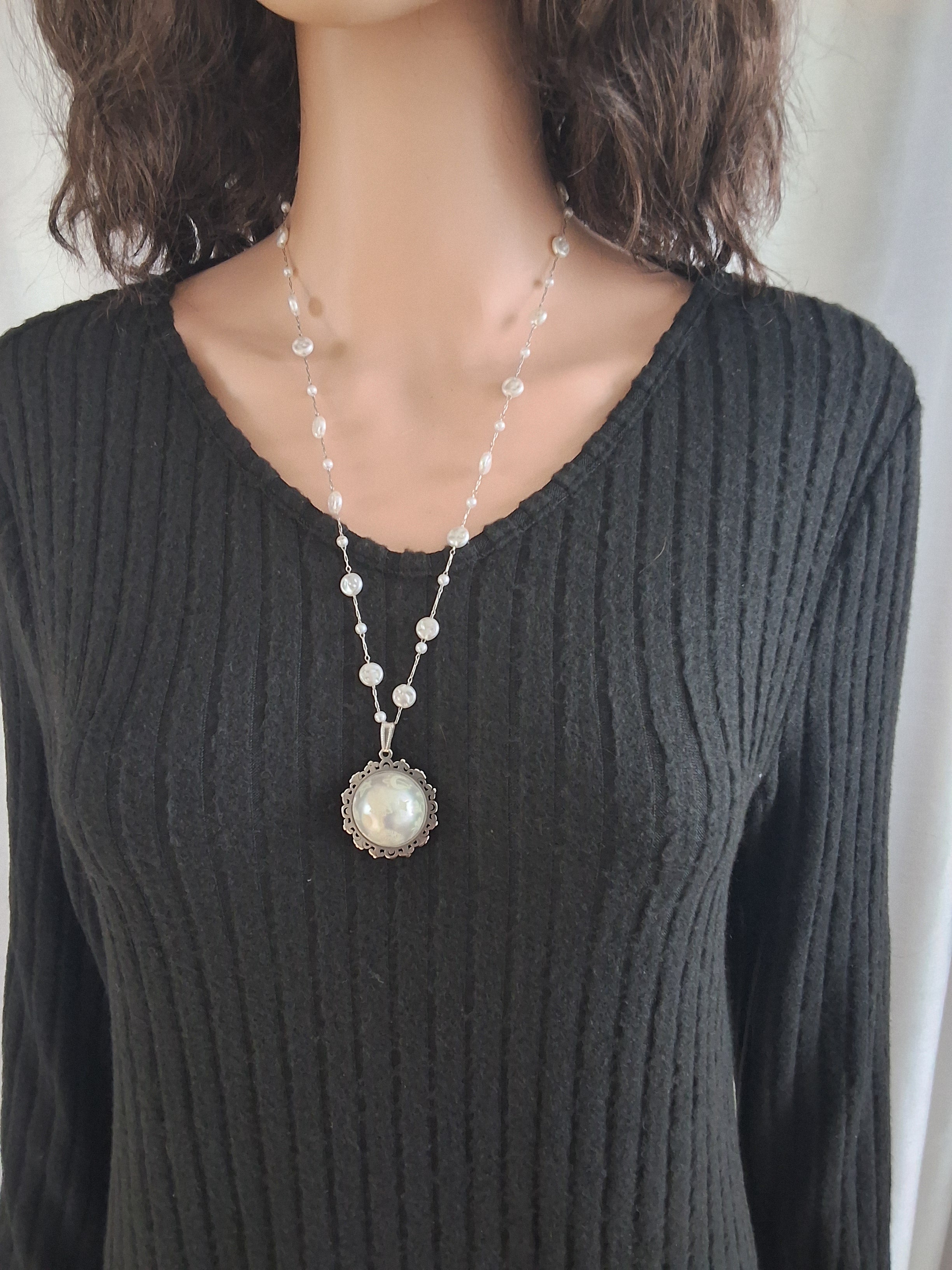 Collier à dentelle avec grosse perle blanche avec la fée siela