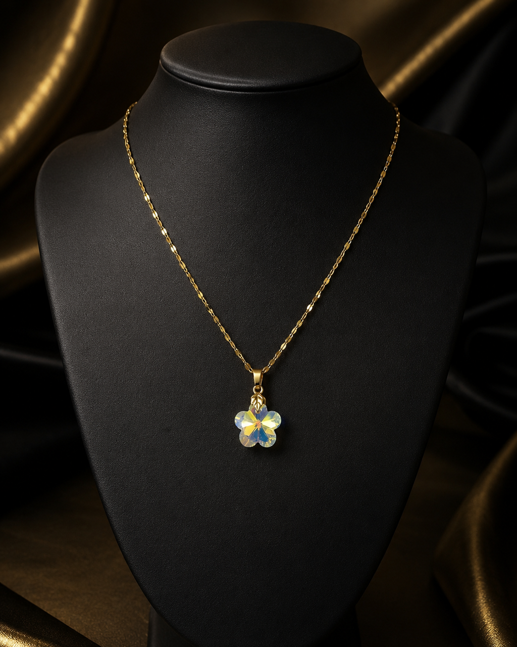Le collier fleur de fraise en cristal doré