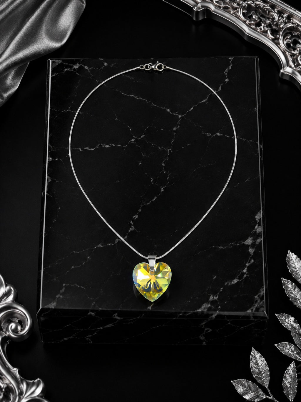 Le collier petit cœur enchanté en cristal argenté