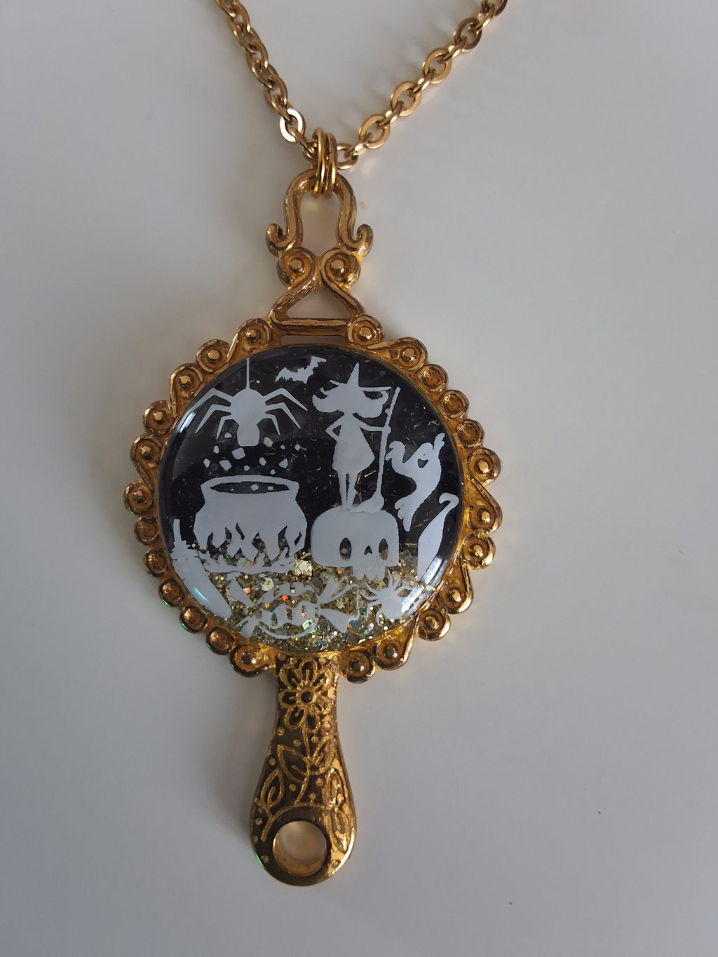 Collier Sortilège de Minuit – Sorcière au Chaudron Fluorescente