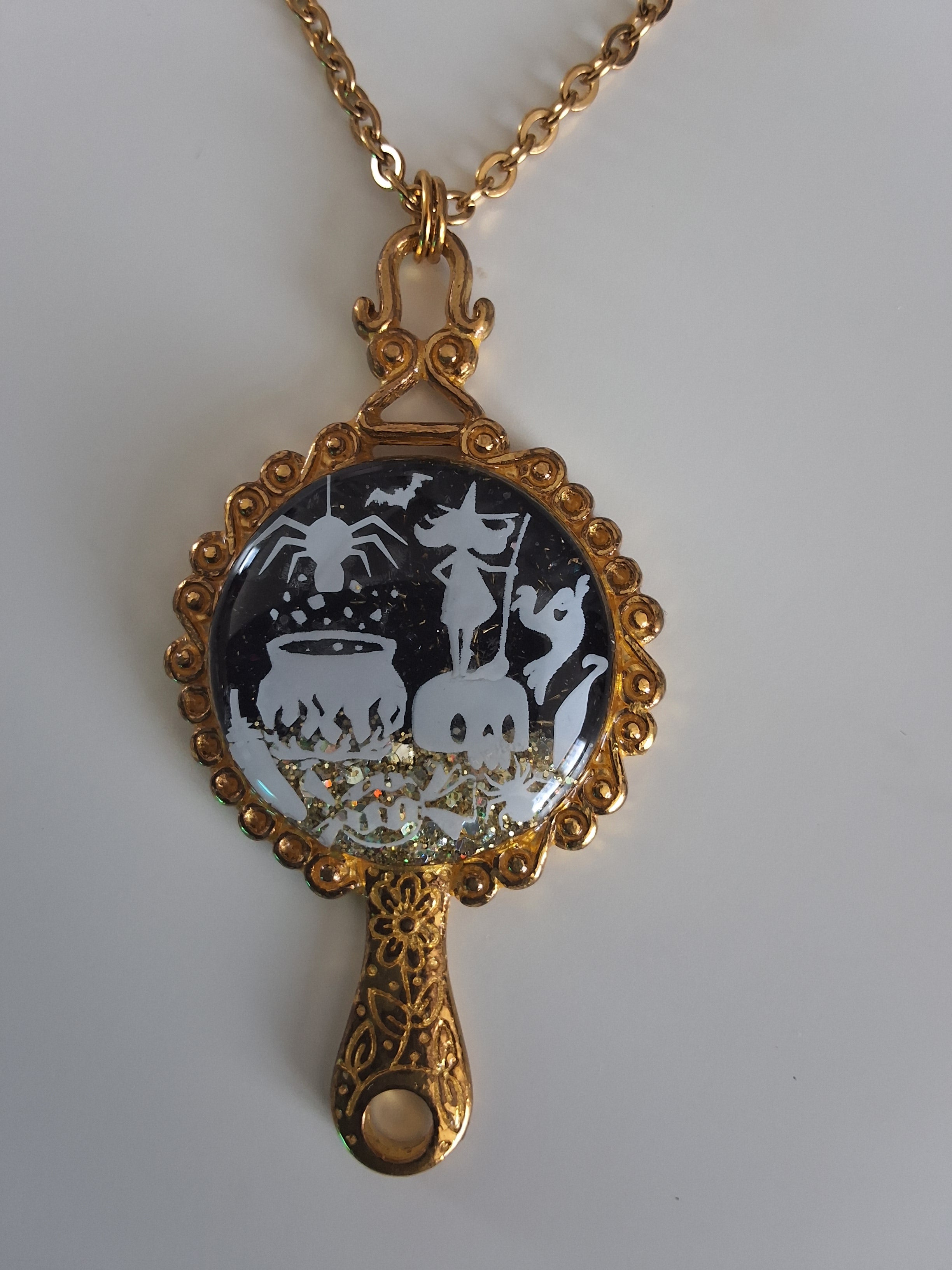 Collier Sortilège de Minuit – Sorcière au Chaudron Fluorescente