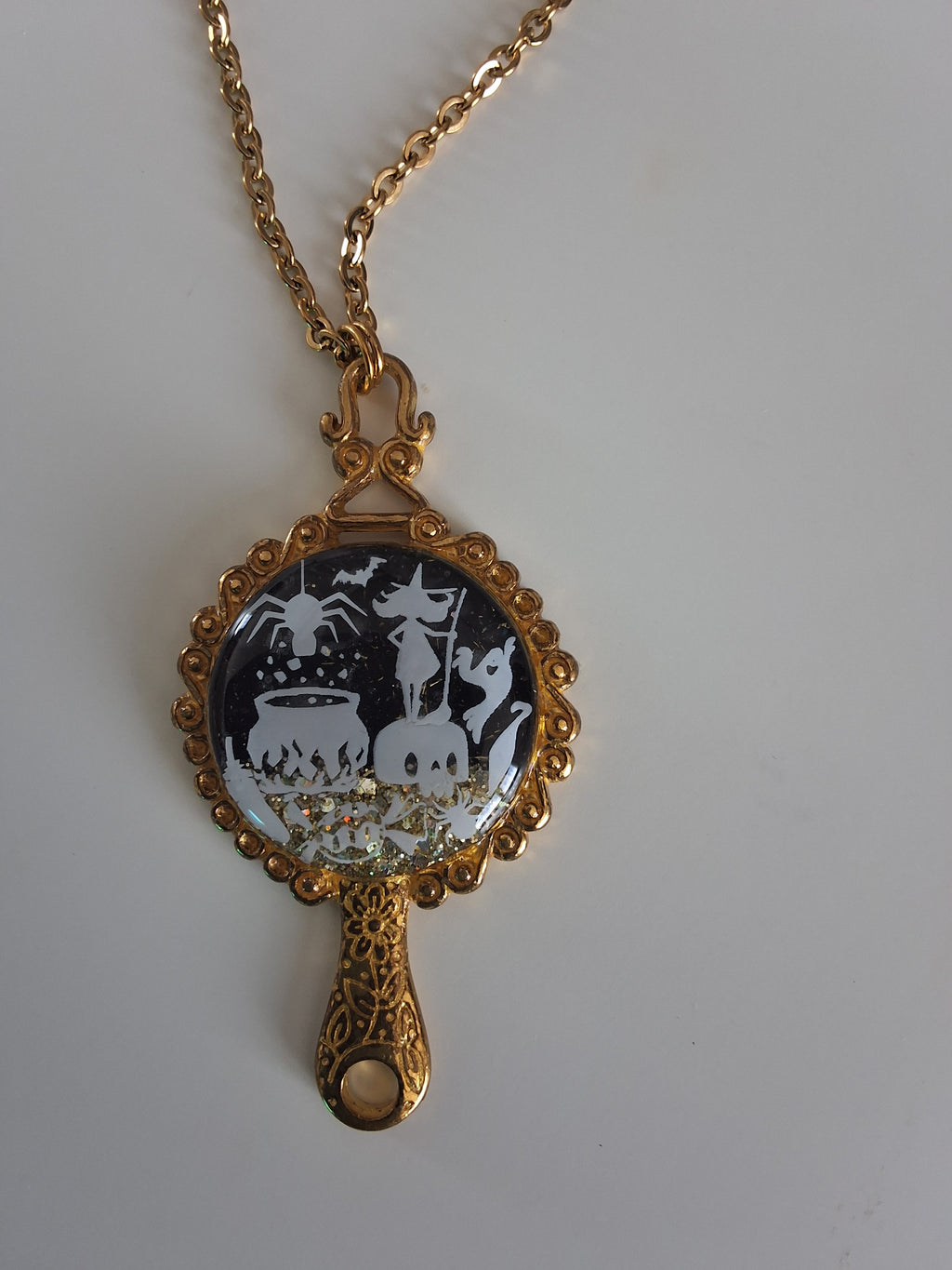 Collier Sortilège de Minuit – Sorcière au Chaudron Fluorescente