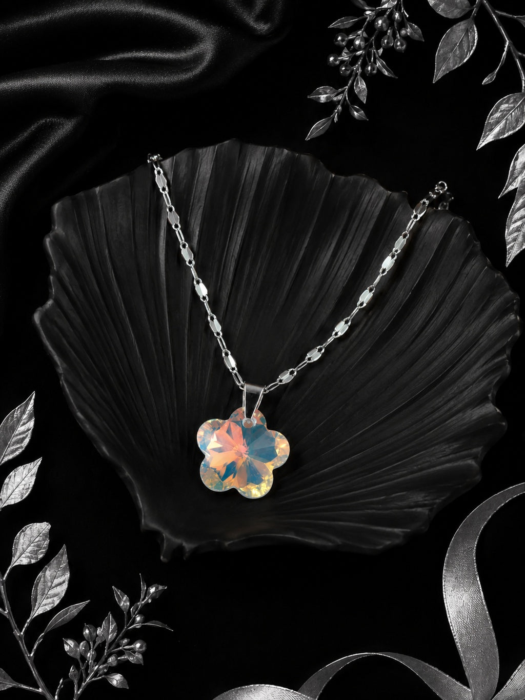 Le collier fleurs de fraise en cristal argenté