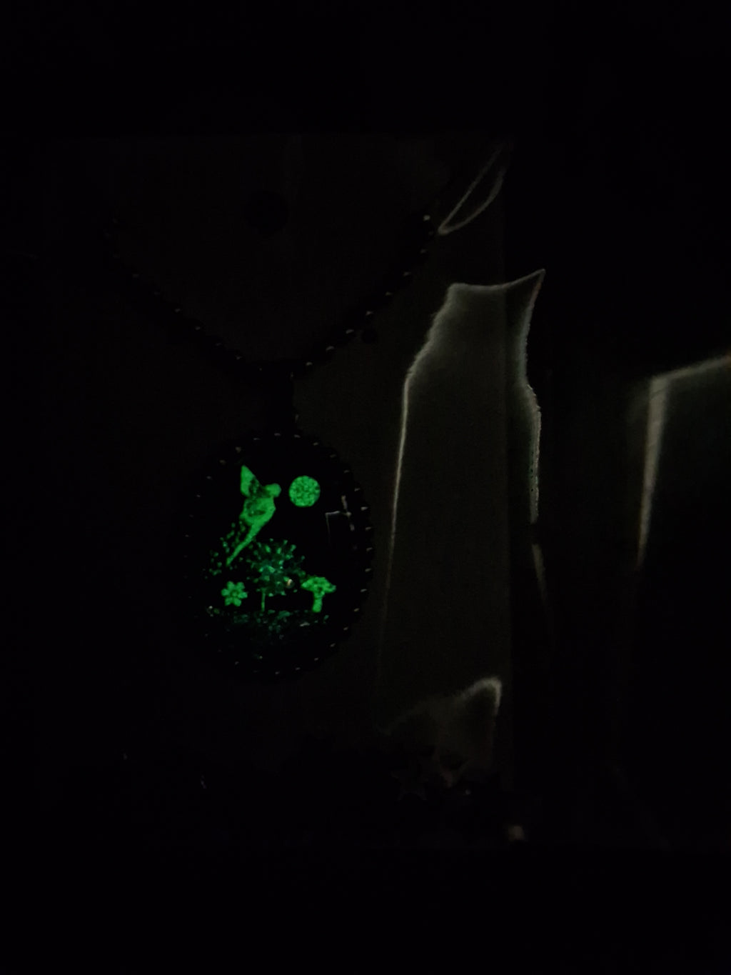Collier Lumina – Fée survolant un pissenlit sous le soleil