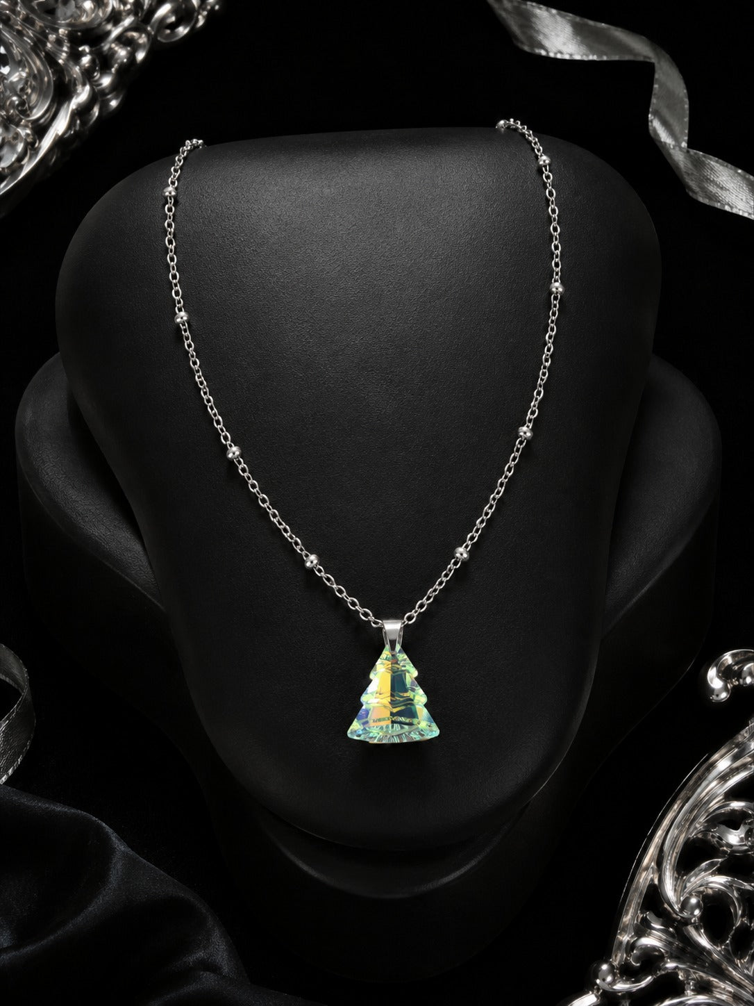 Le collier sapin en cristal argenté