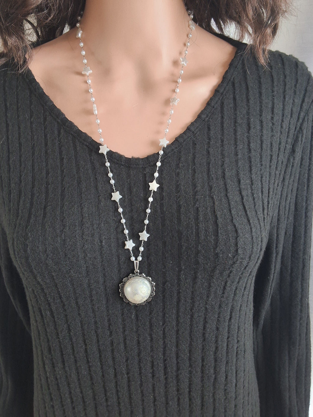 Collier rond à dentelle avec grosse perle blanche de la fée planissette
