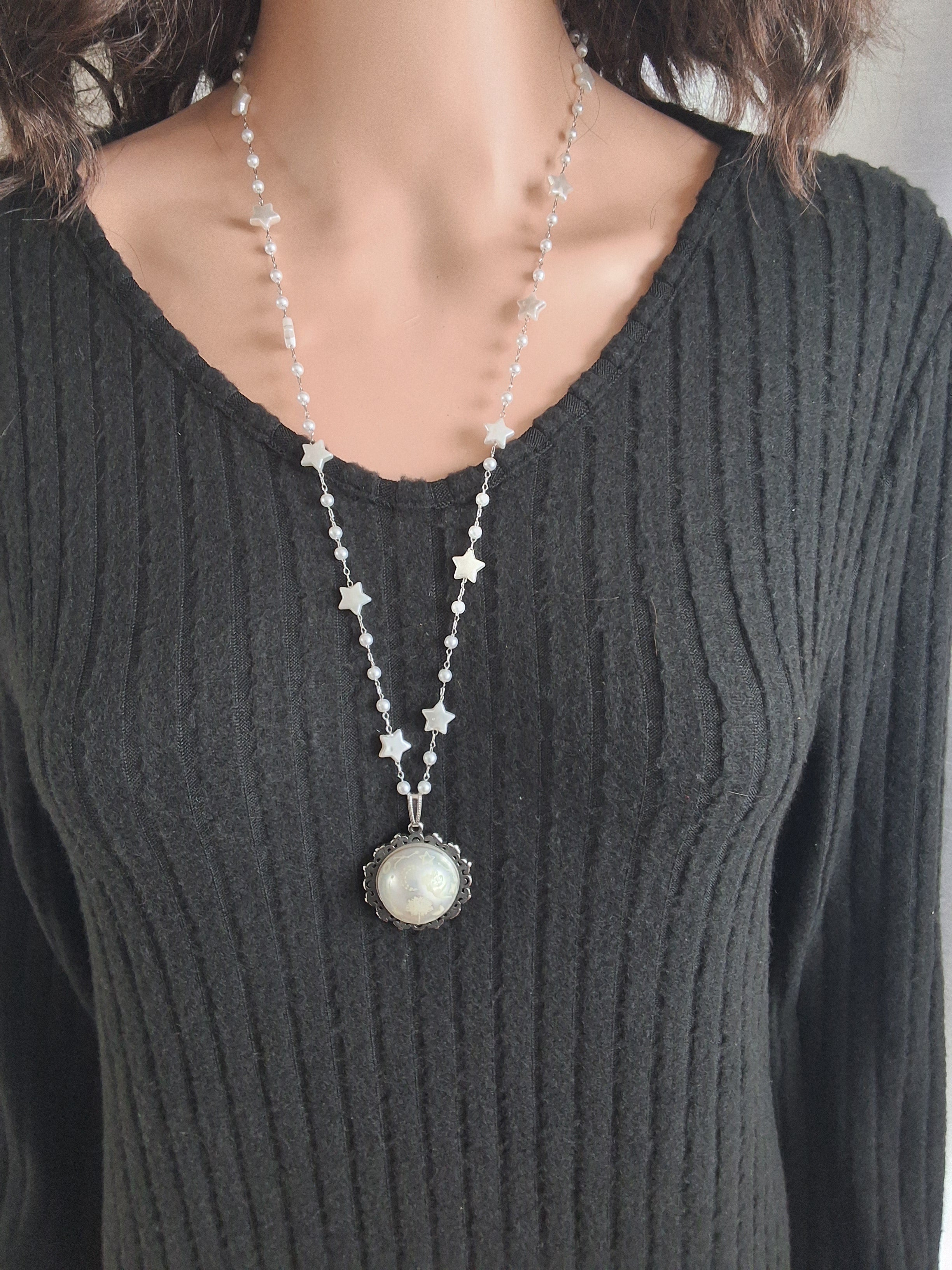 Collier rond à dentelle avec grosse perle blanche de la fée planissette