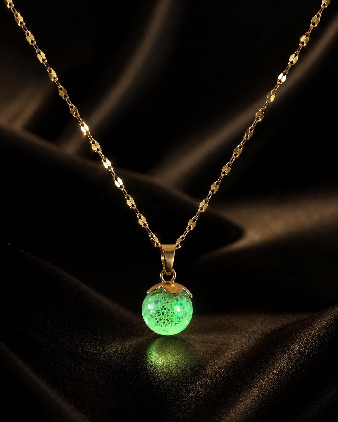 Collier or petites groseilles vertes