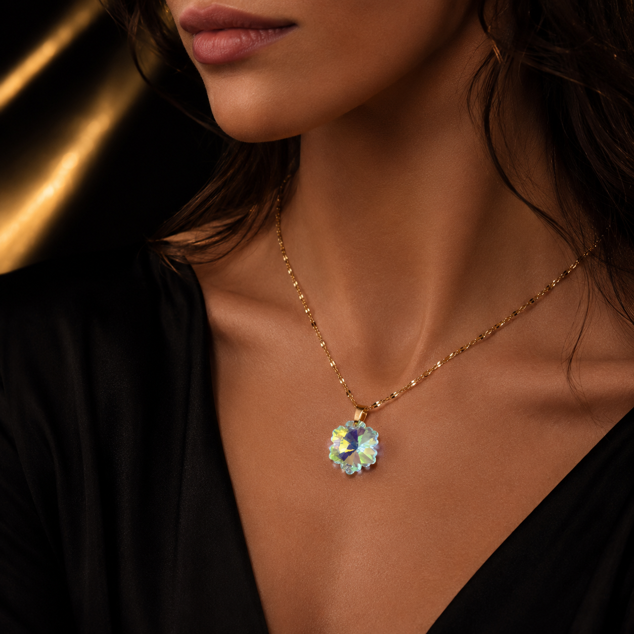 Le collier petit flocon hivernal en cristal doré