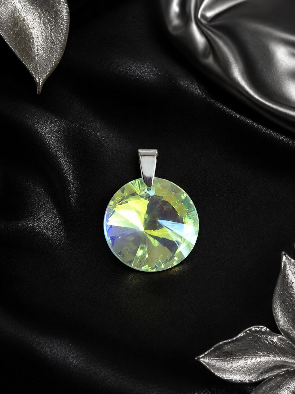 Le collier disque en cristal argenté