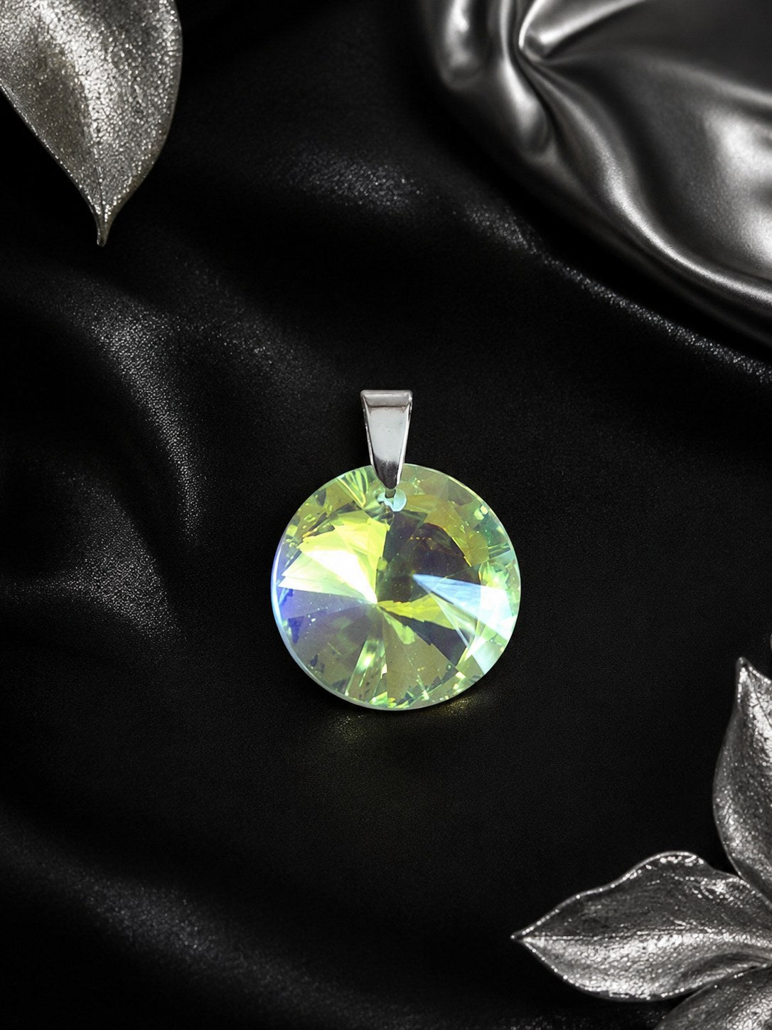 Le collier disque en cristal argenté