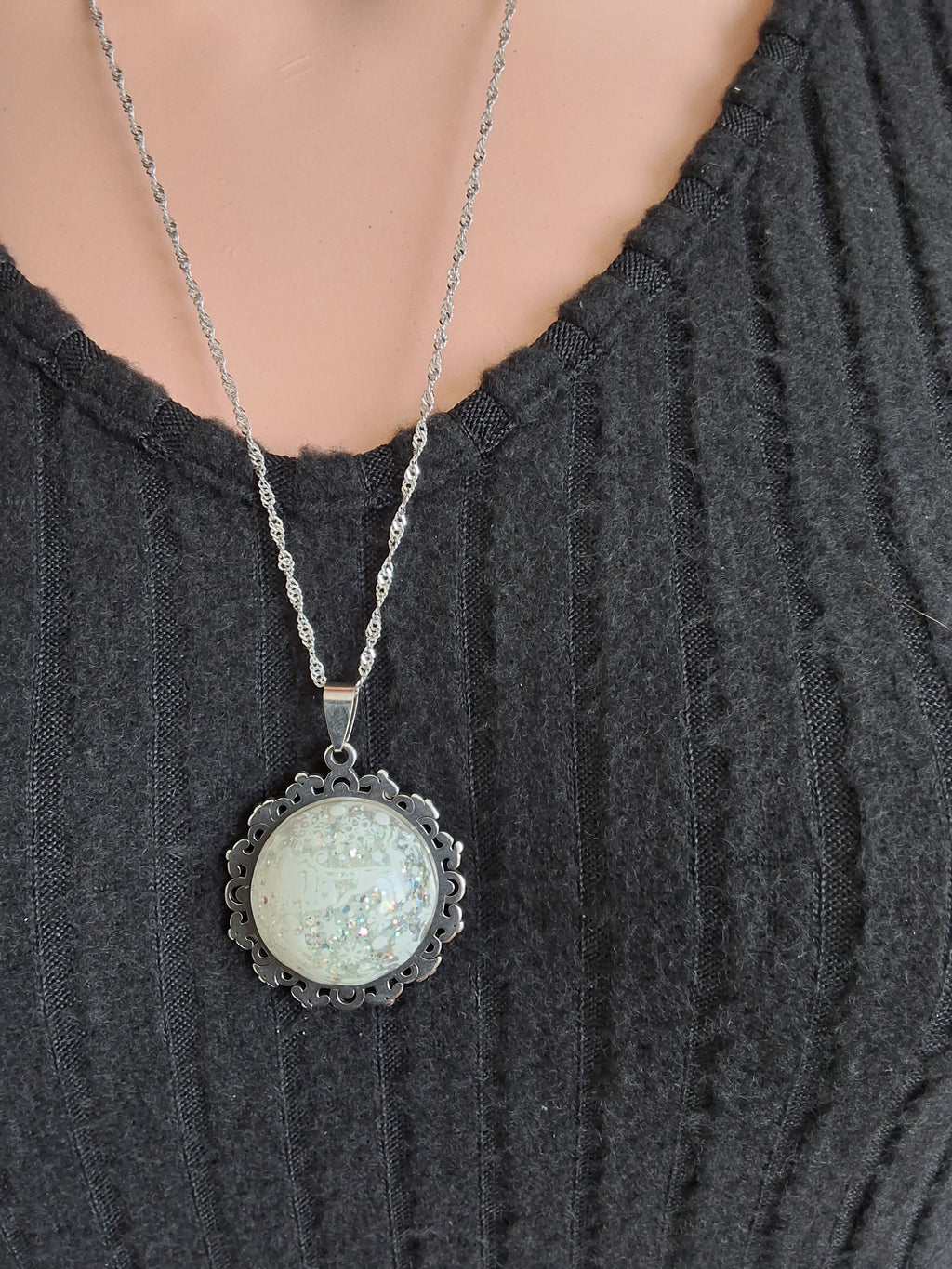 Collier Traîneau du Père Noël – Nuit Enchantée Fluorescente