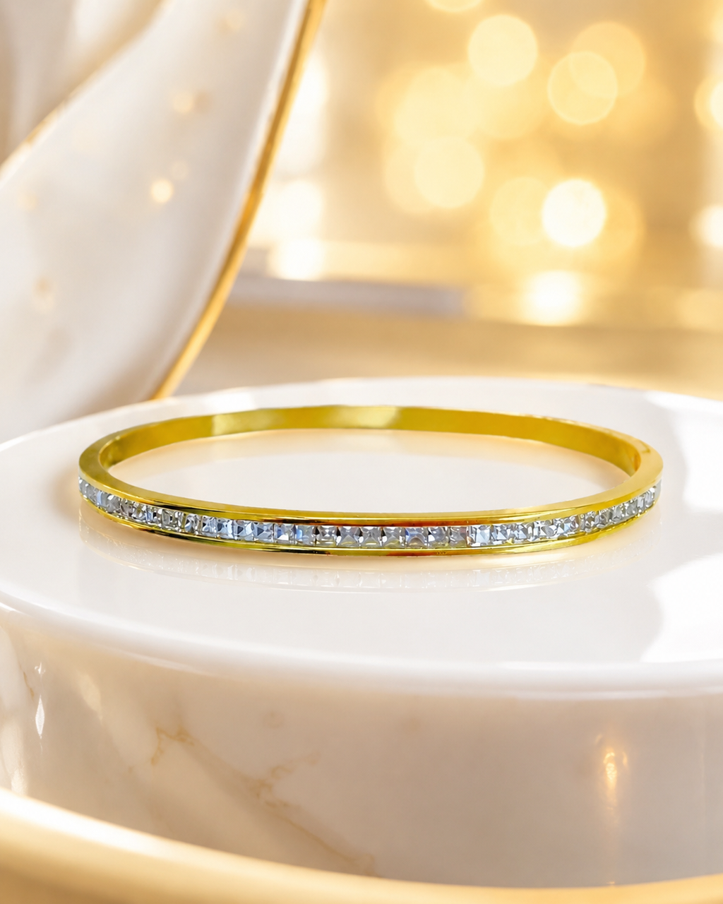 Le bracelet jonc doré serti de pierres carrées scintillantes