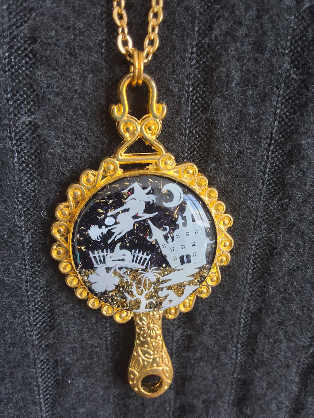 Collier Nuit Hantée – Sorcière et Château Fluorescents