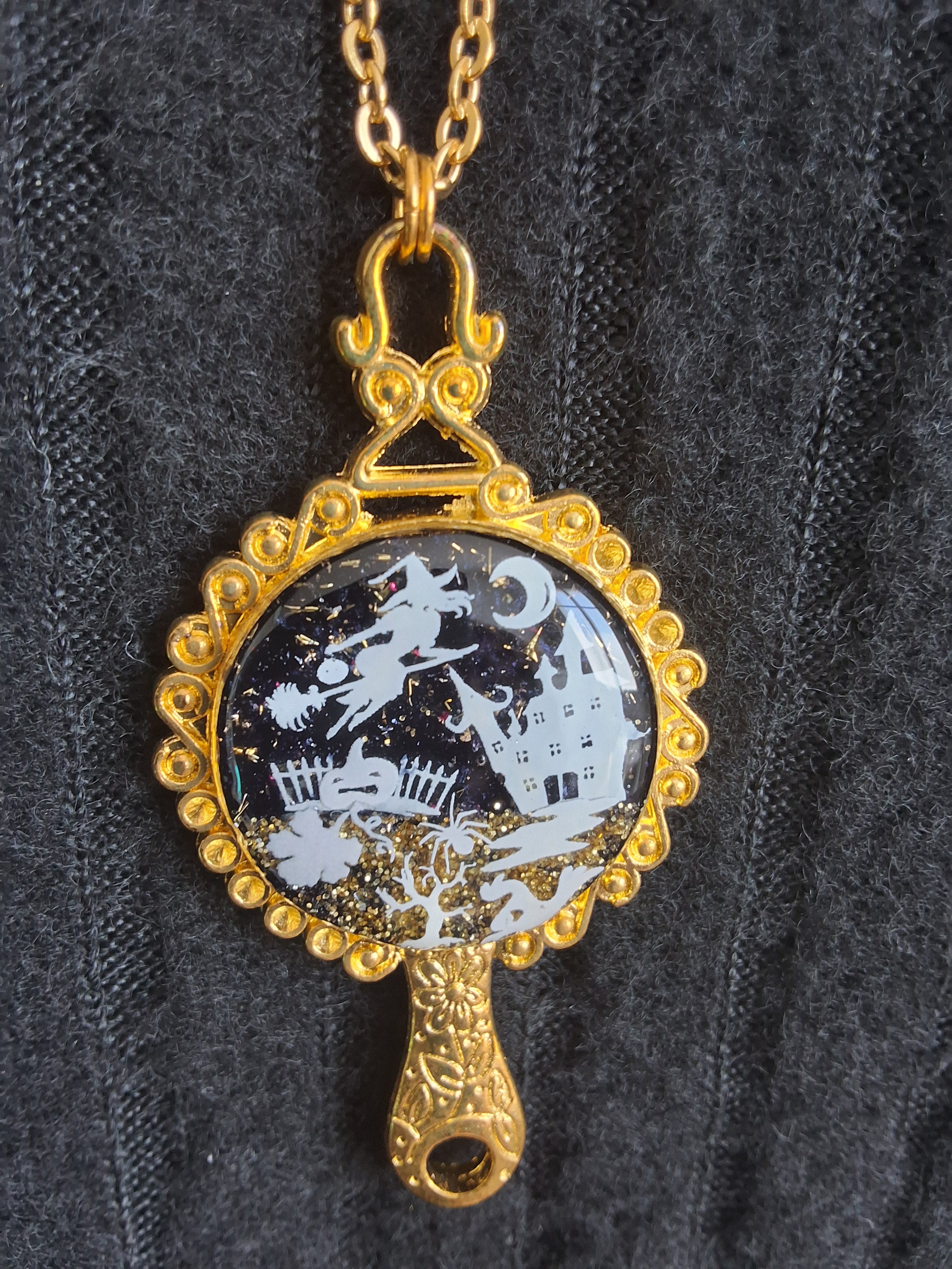 Collier Nuit Hantée – Sorcière et Château Fluorescents