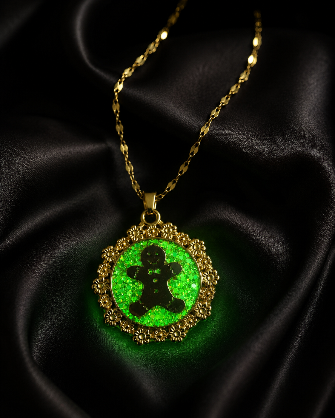 Collier petit biscuit fluorescent version courte or