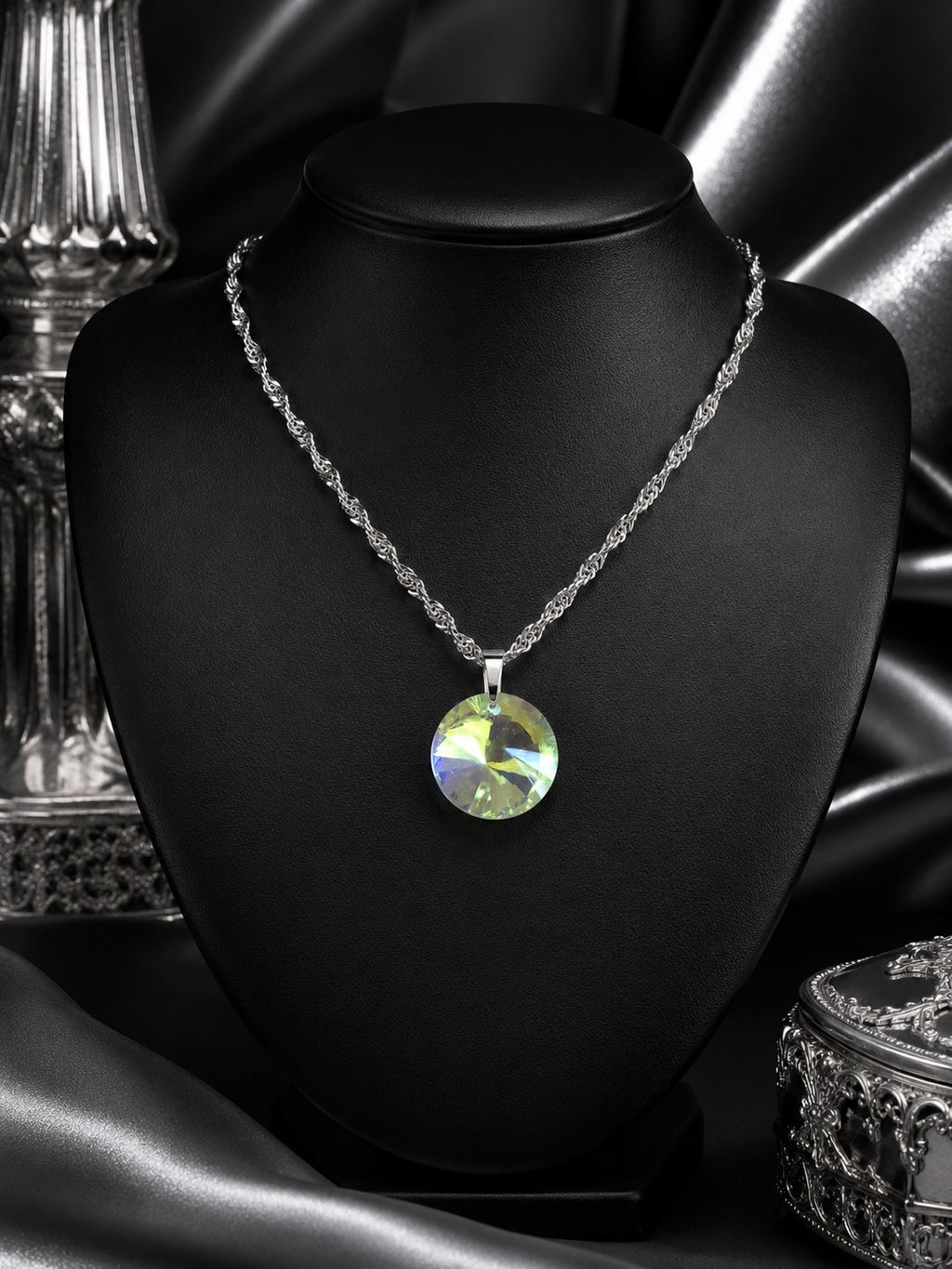Le collier disque en cristal argenté