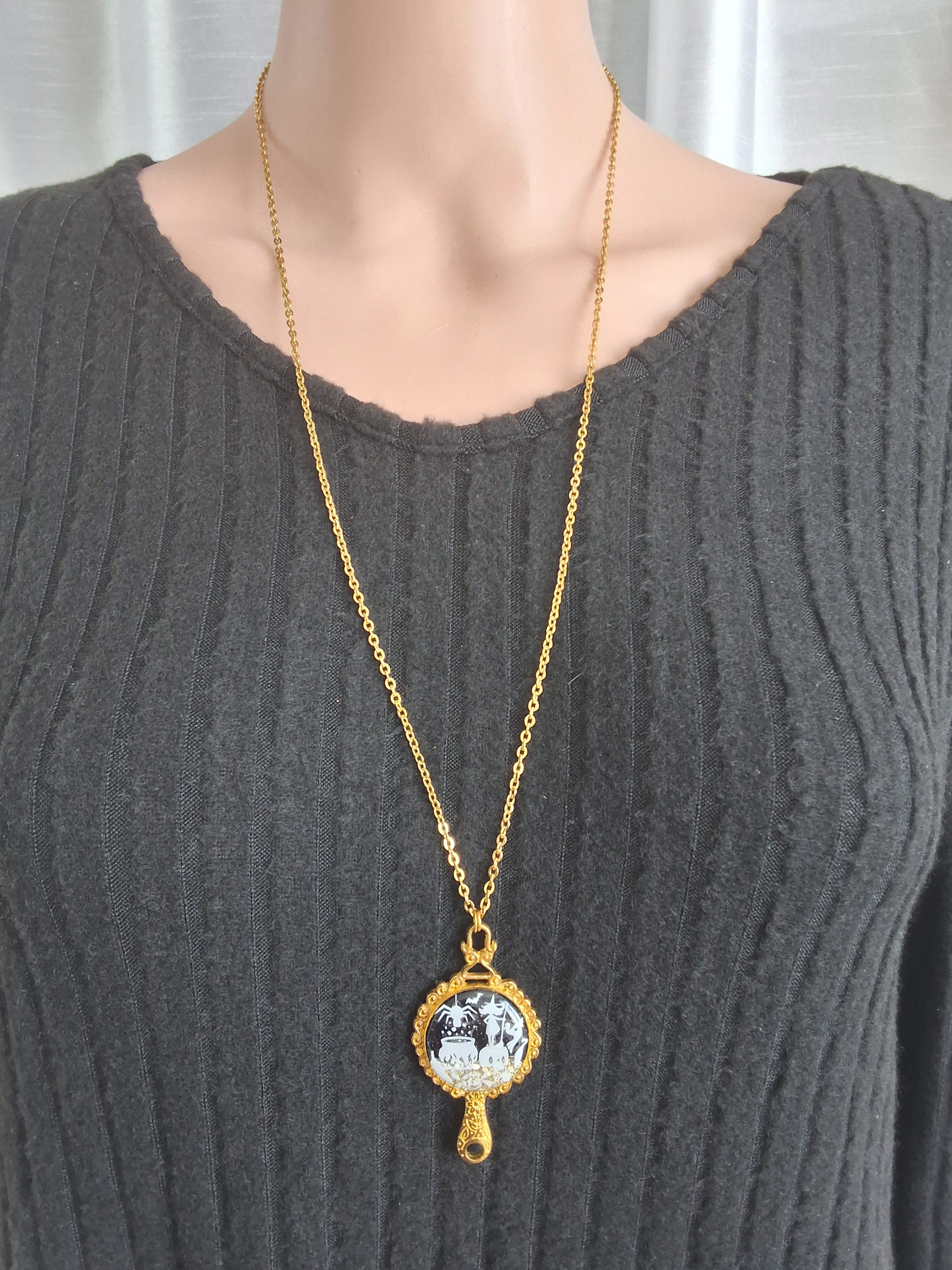 Collier Sortilège de Minuit – Sorcière au Chaudron Fluorescente