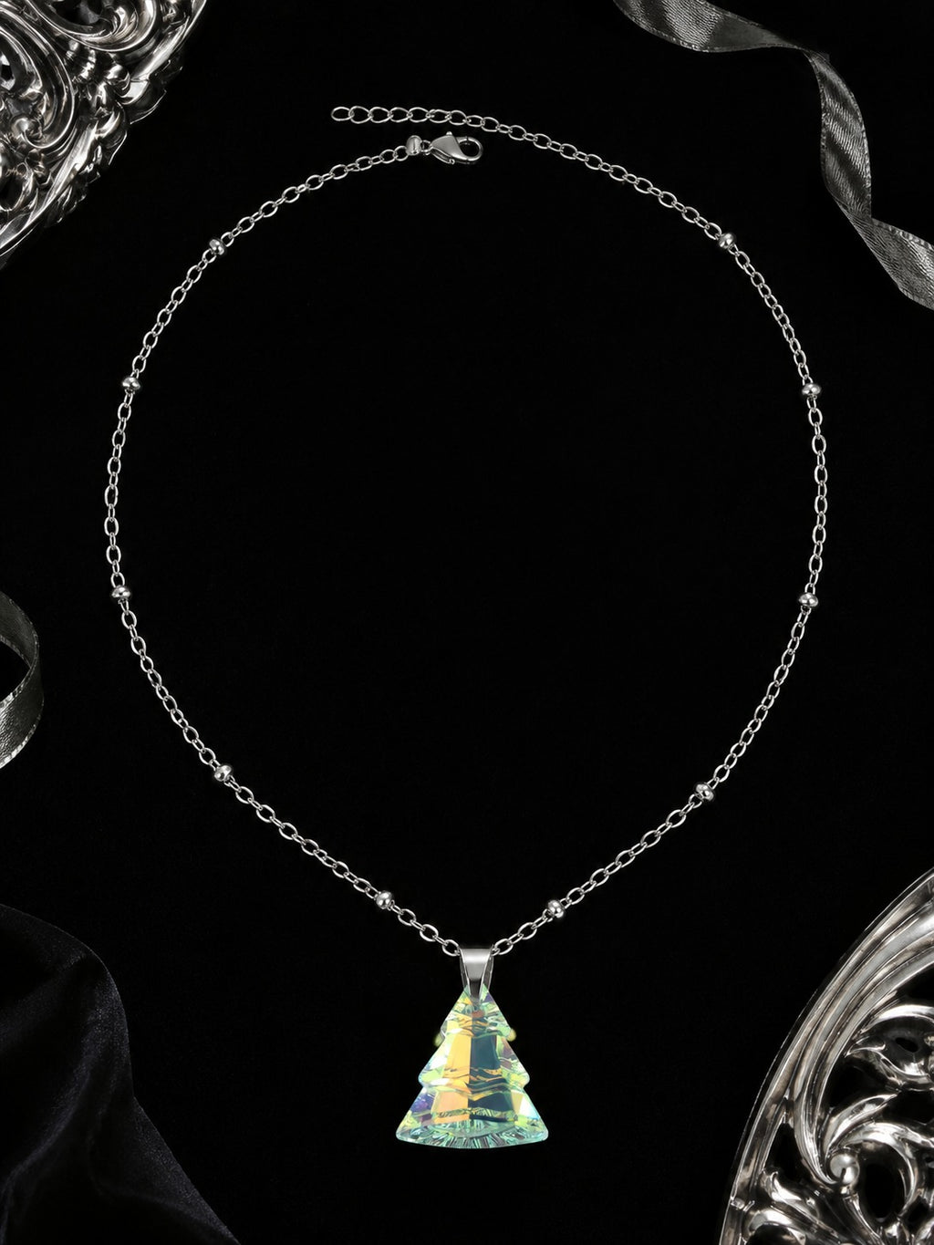 Le collier sapin en cristal argenté