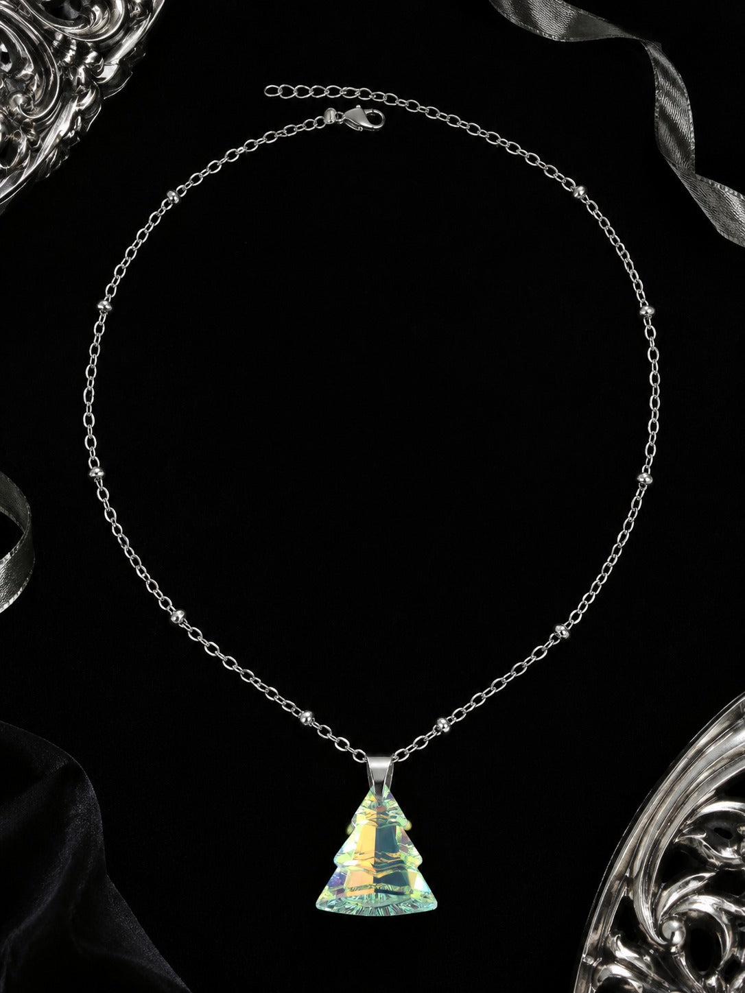 Le collier sapin en cristal argenté