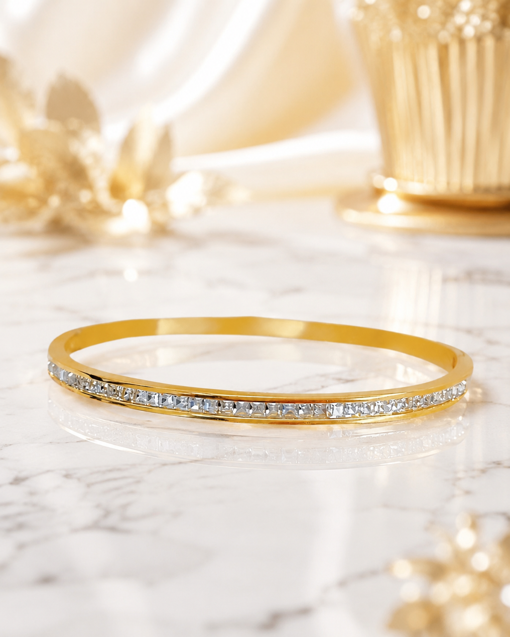 Le bracelet jonc doré serti de pierres carrées scintillantes