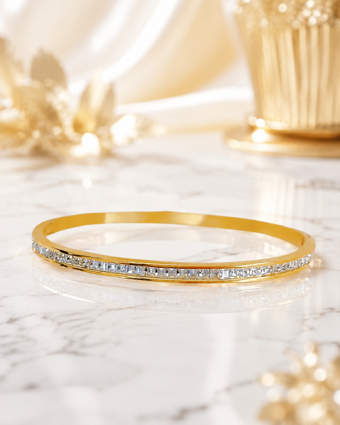Le bracelet jonc doré serti de pierres carrées scintillantes