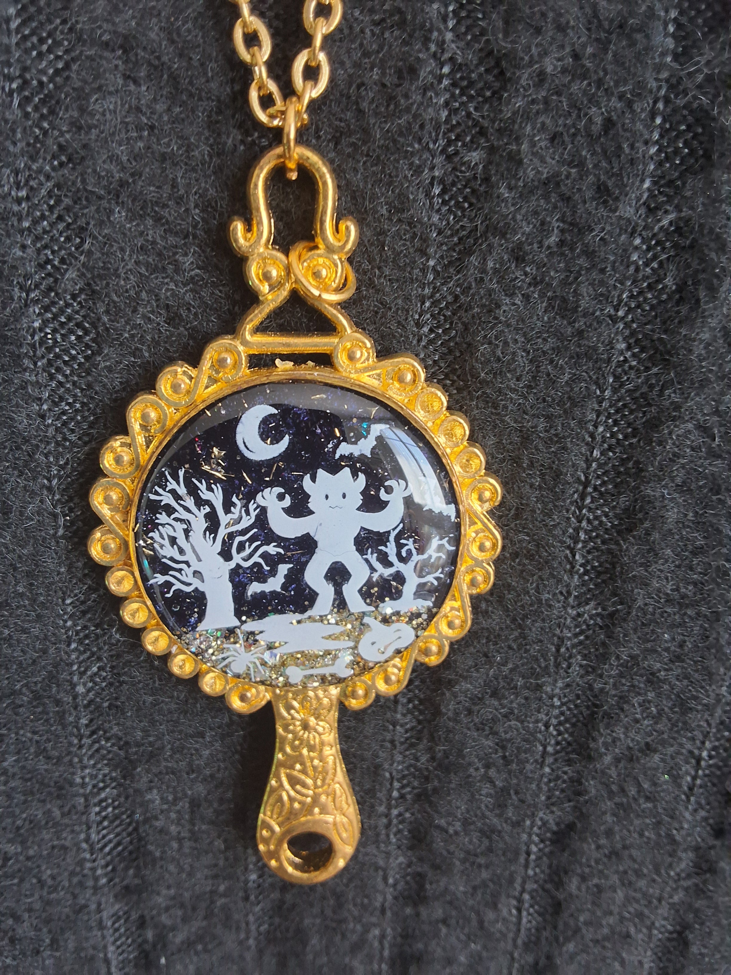Collier Démon de la Forêt – Créature d’Halloween Fluorescente