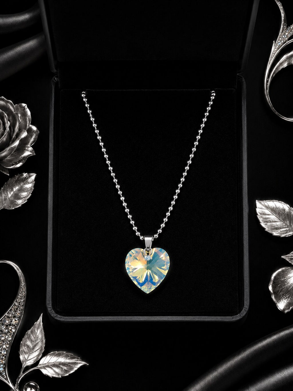 Le collier petit cœur enchanté en cristal argenté ...