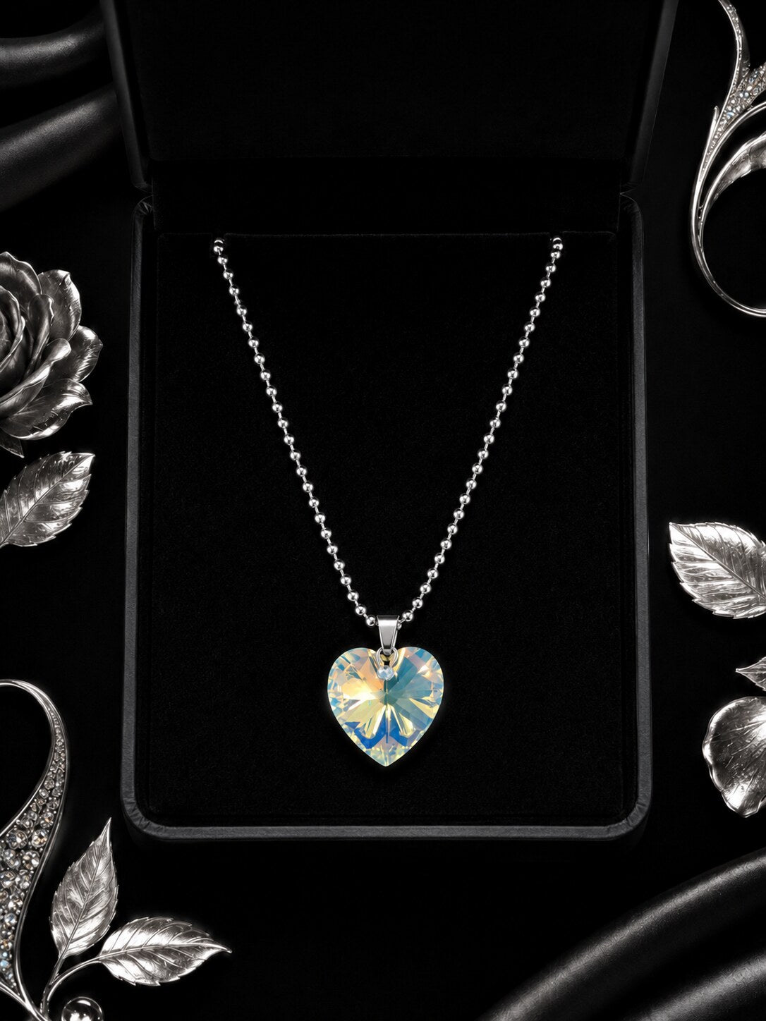Le collier petit cœur enchanté en cristal argenté ...