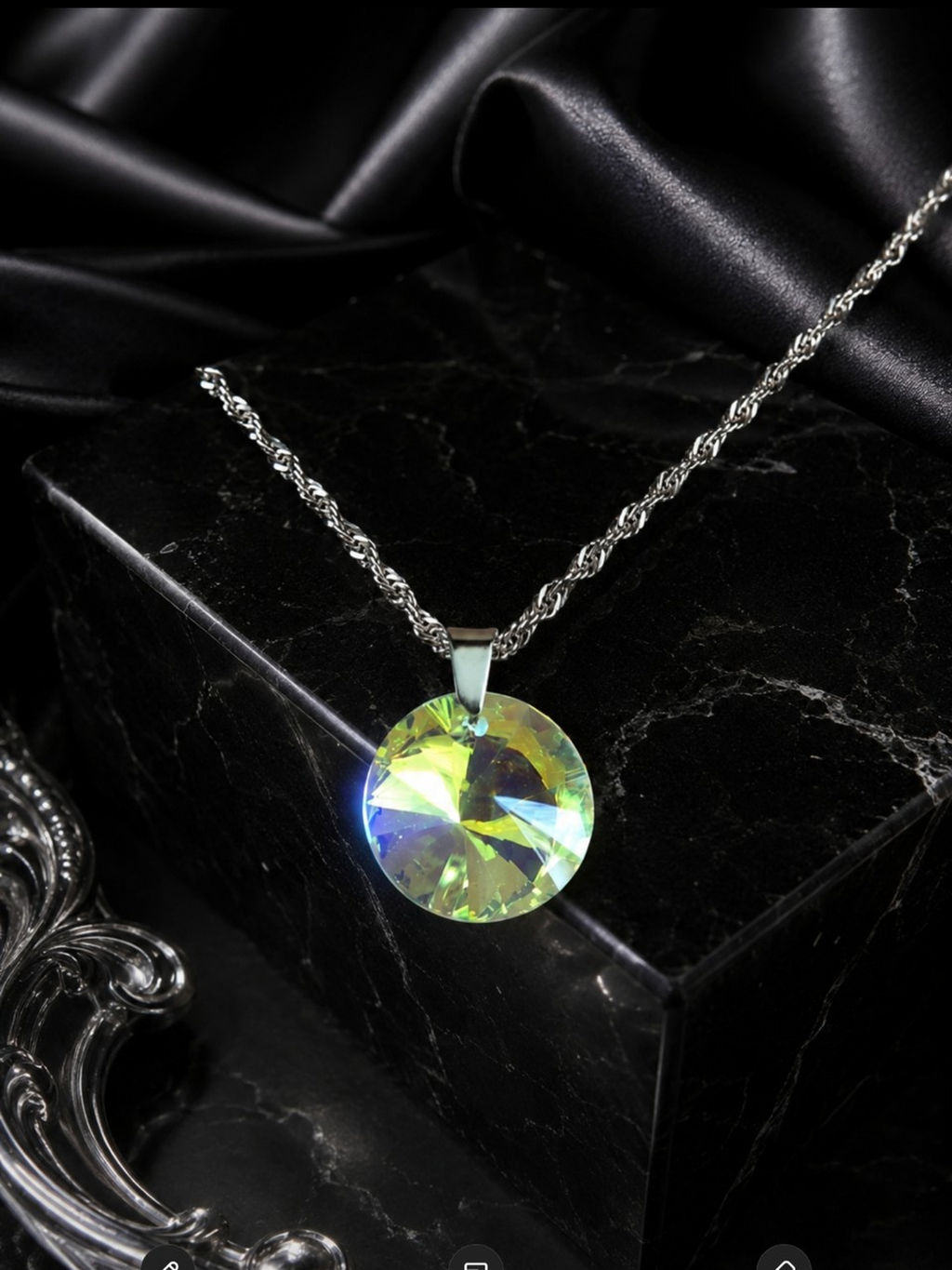 Le collier disque en cristal argenté
