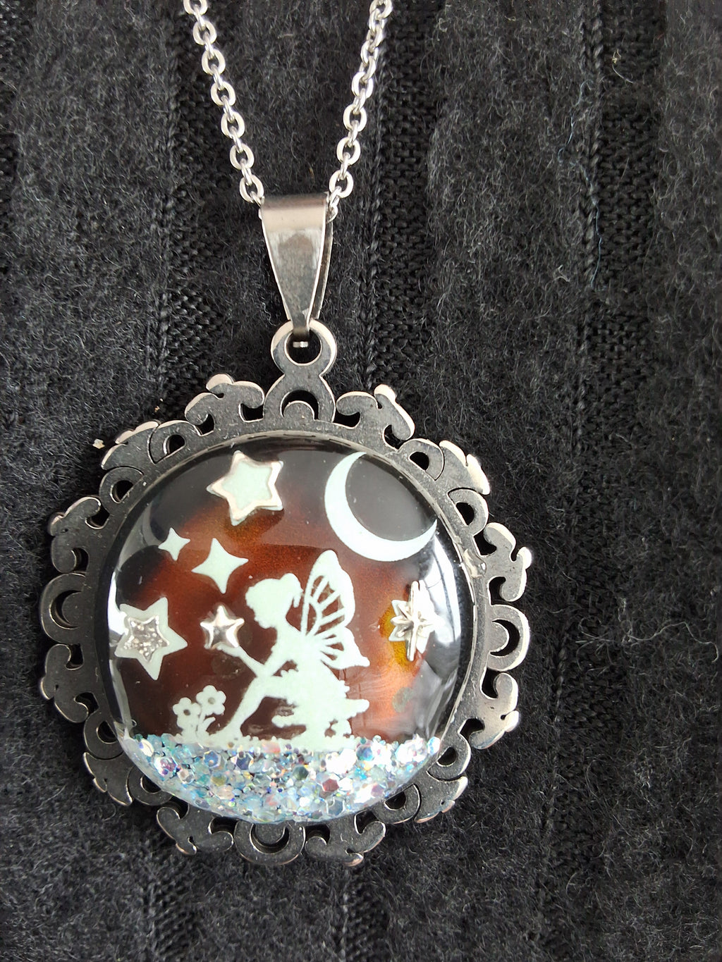Collier de la fée luna avec grosse perle magique sous les étoiles