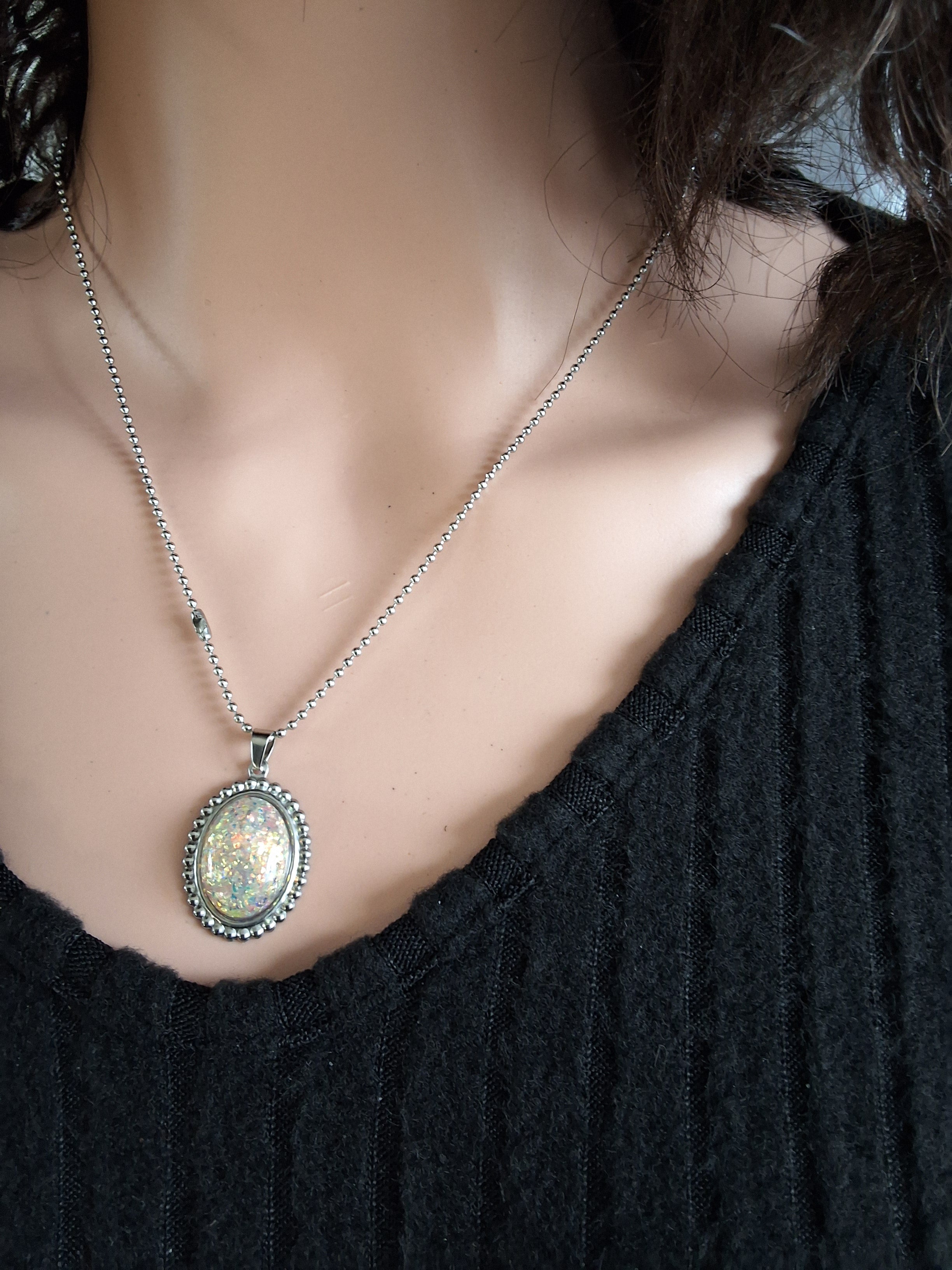 Collier imitation opale bombé
