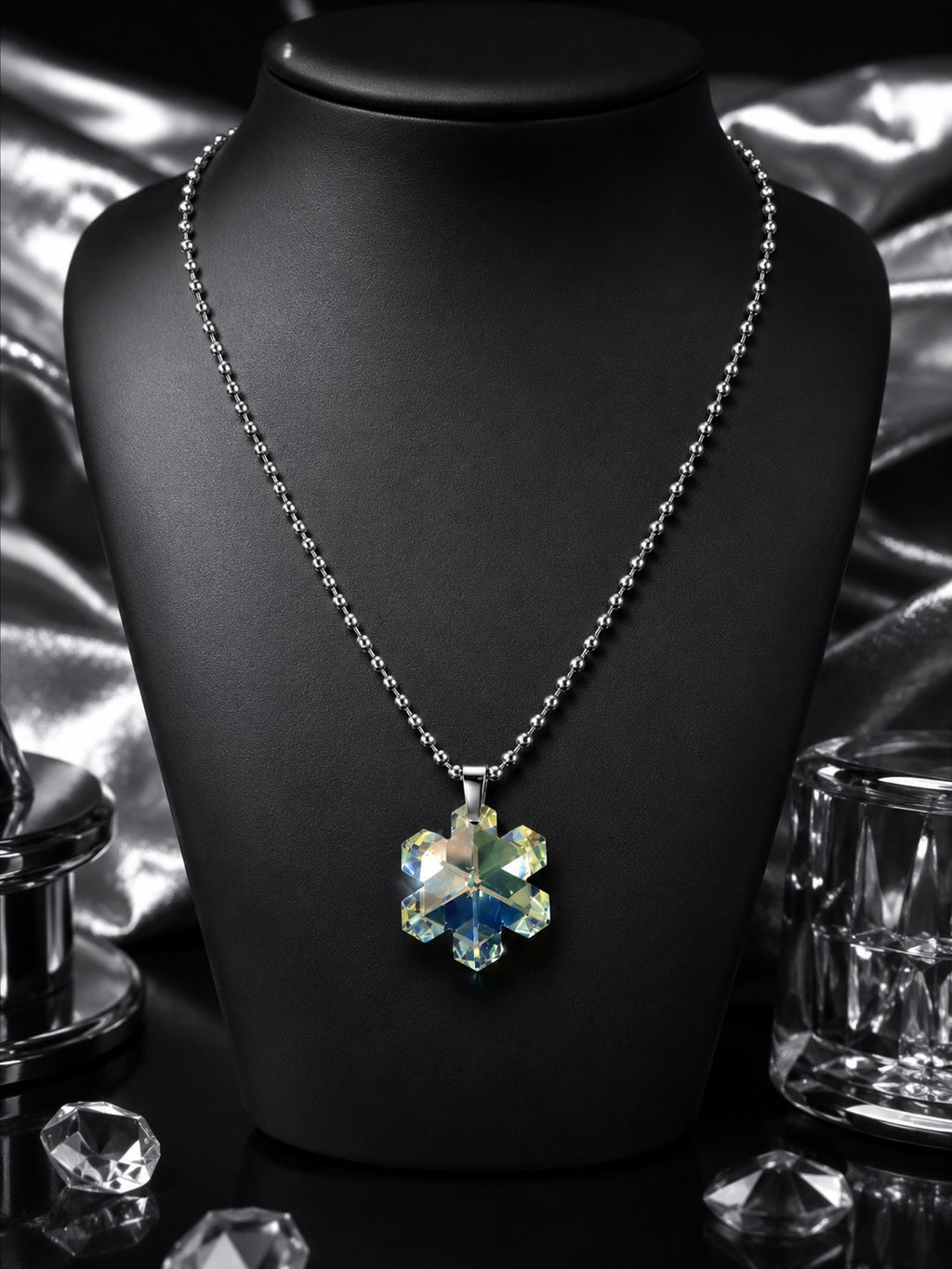 Le collier gros flocon hivernal en cristal argenté