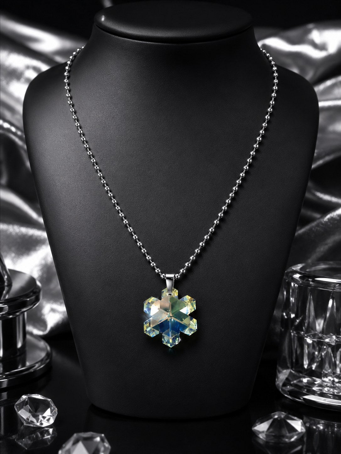 Le collier gros flocon hivernal en cristal argenté