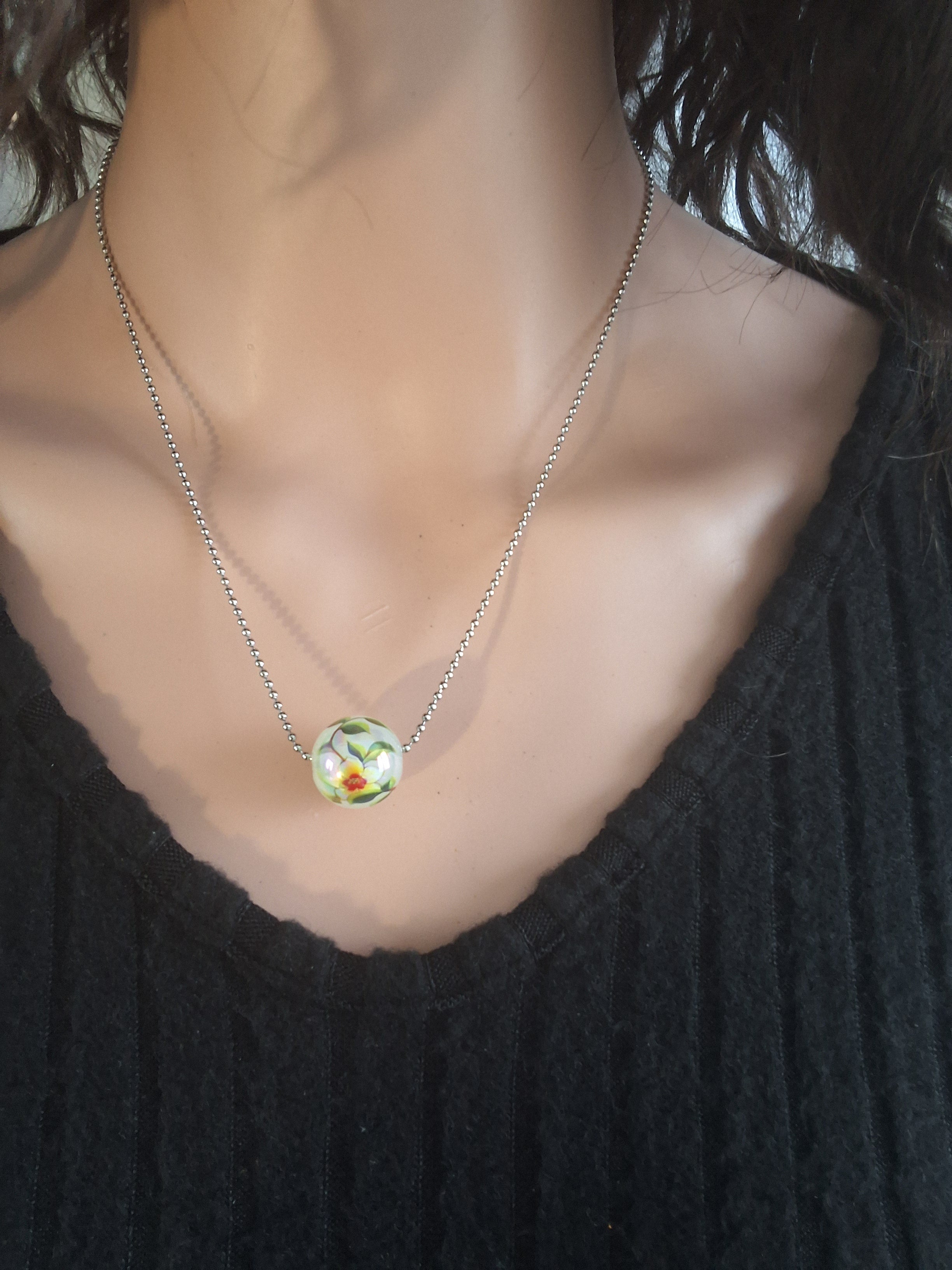 Collier perle dessinée argenté