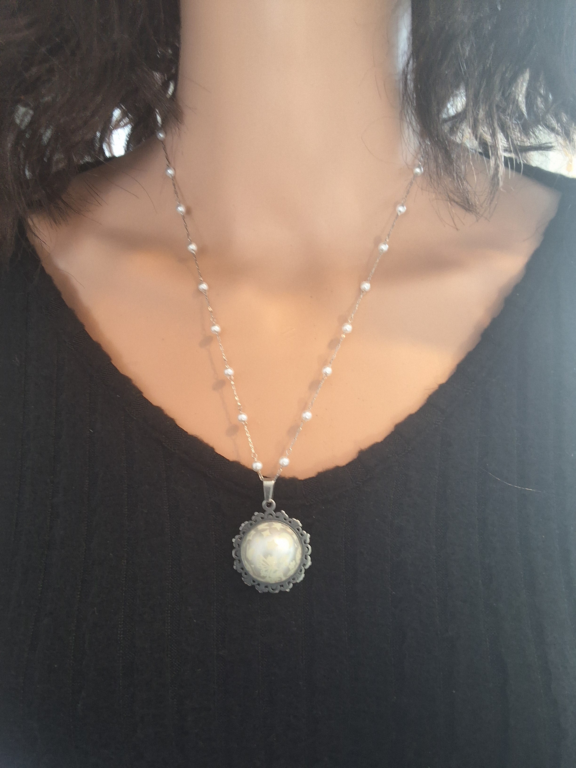 Collier rond dentelle moyenne perle de la fée préline.