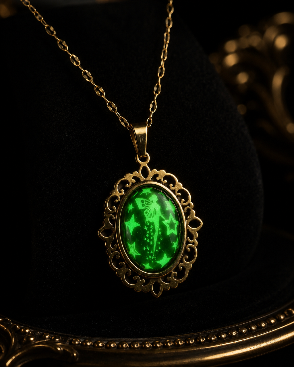 Collier or ovale à dentelle avec petites perles blanches de la fée lumina