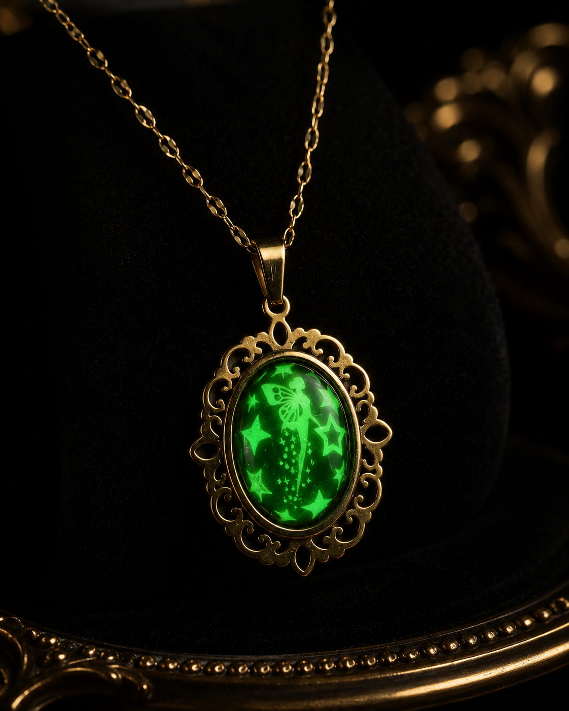 Collier or ovale à dentelle avec petites perles blanches de la fée lumina